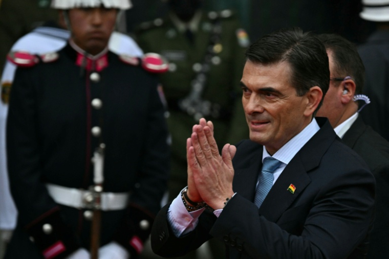 Le président élu de la Bolivie, Rodrigo Paz salue la foule à son arrivée sur la place Murillo pour sa cérémonie d'investiture à La Paz le 8 novembre 2025 ( AFP / AIZAR RALDES )
