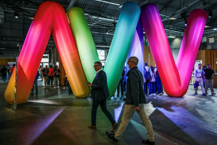 Des visiteurs marchent parmi les stands de la 9e édition du salon VivaTech, à Paris Expo Porte de Versailles, à Paris, le 11 juin 2025 ( AFP / Thibaud MORITZ )