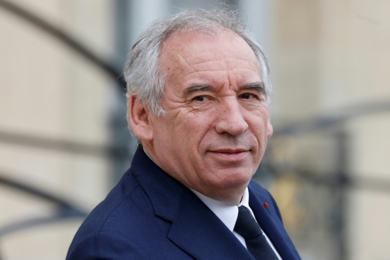 Le Premier ministre François Bayrou quitte le Palais de l'Elysée à Paris après la réunion hebdomadaire du cabinet, le 16 avril 2025 ( AFP / Ludovic MARIN )