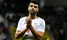 Les joueurs iraniens avec des cartables pour rendre hommage aux écolières tuées à Minab