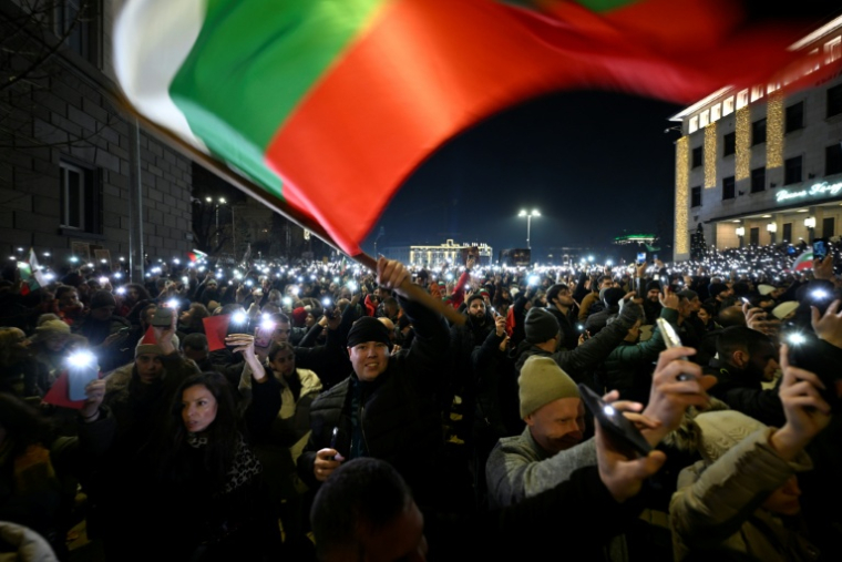 Un manifestant brandit un drapeau bulgare lors d'un rassemblement anti-gouvernemental à Sofia, en Bulgarie, le 10 décembre 2025 ( AFP / DIMITAR KYOSEMARLIEV )