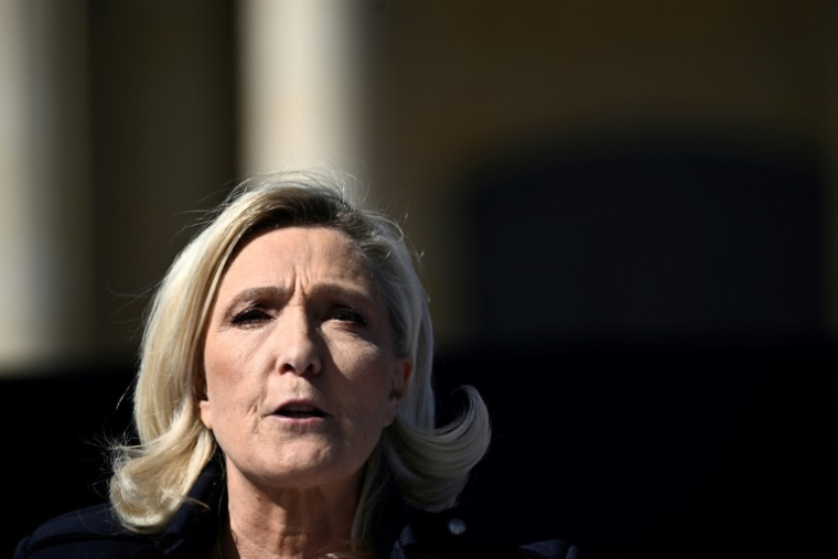 Marine Le Pen (ici à Paris le 6 avril 2025), 12 autres personnnes et le Rassemblement national ont fait appel de leur condamnation pour détournement de fonds publics et seront rejugés au premier semestre 2026 ( AFP / JULIEN DE ROSA )
