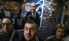 Des partisans du Premier ministre israélien Benjamin Netanyahu devant une affiche le soutenant, le 22 octobre 2026 à Jérusalem ( AFP / JOHN WESSELS )
