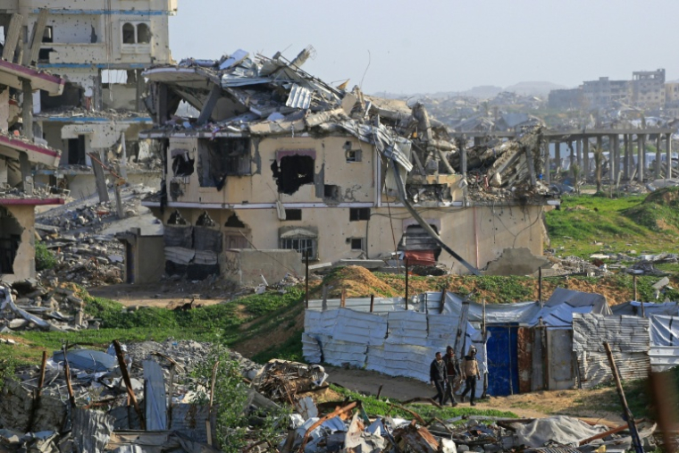 Des Palestiniens au milieu des destructions à Khan Younès, dans le sud de la bande de Gaza, le 25 janvier 2026 ( AFP / Bashar Taleb )