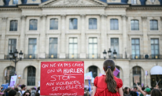 Vue d'une pancarte lors d'une manifestation après la mort de Lyhanna, le 29 juin 2026 à Paris ( AFP / Julie SEBADELHA )