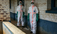 Des agents de santé équipés de protections se rassemblent pour désinfecter la zone d'isolement des patients atteints d'Ebola à l'hôpital de Mongbwalu (République démocratique du Congo), le 23 mai 2026 ( AFP / Seros MUYISA )