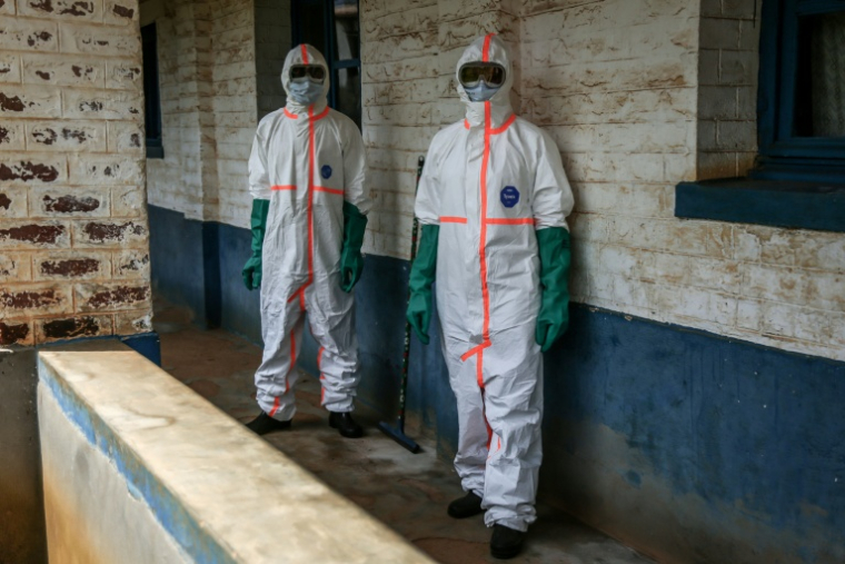 Des agents de santé équipés de protections se rassemblent pour désinfecter la zone d'isolement des patients atteints d'Ebola à l'hôpital de Mongbwalu (République démocratique du Congo), le 23 mai 2026 ( AFP / Seros MUYISA )