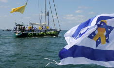 Plusieurs bateaux transportant des membres des familles d'otages israéliens quittent le port  israélien d'Ashkelon, à la frontière nord de la bande de Gaza, le 7 août 2025 ( AFP / Jack GUEZ )