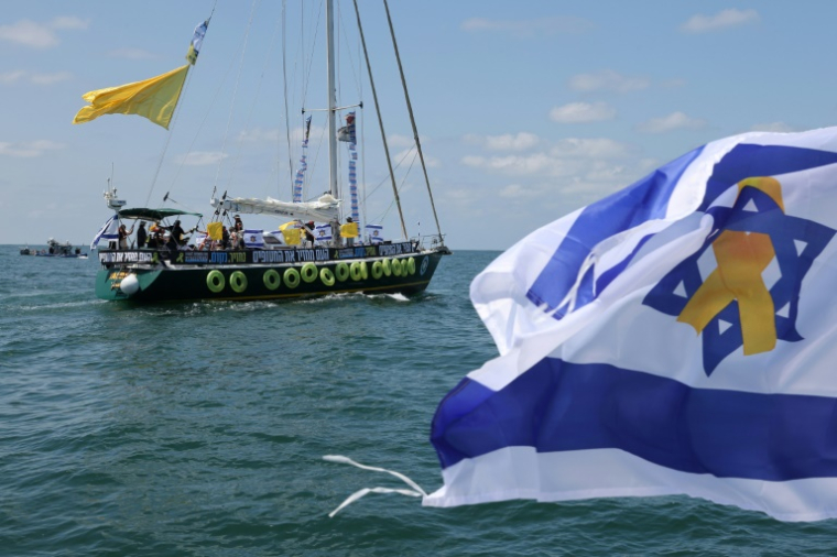 Plusieurs bateaux transportant des membres des familles d'otages israéliens quittent le port  israélien d'Ashkelon, à la frontière nord de la bande de Gaza, le 7 août 2025 ( AFP / Jack GUEZ )