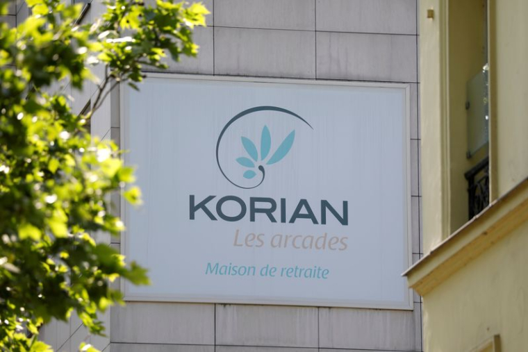 KORIAN VISÉ PAR DES PLAINTES DE FAMILLES DE RÉSIDENTS, LE TITRE CHUTE