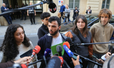 De g à d : la secrétaire nationale de l'USL Lydia Hamadene, les secrétaires généraux de l'USL Ryad Rani et de l’Union étudiante Éloïse Lefebvre-Milon et le co-secrétaire général de l'USL Marius Mesnil lors d'un point-presse devant le ministère de l'Education à Paris, le 2 octobre 2026 ( AFP / Ludovic MARIN )