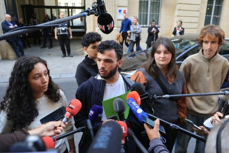 De g à d : la secrétaire nationale de l'USL Lydia Hamadene, les secrétaires généraux de l'USL Ryad Rani et de l’Union étudiante Éloïse Lefebvre-Milon et le co-secrétaire général de l'USL Marius Mesnil lors d'un point-presse devant le ministère de l'Education à Paris, le 2 octobre 2026 ( AFP / Ludovic MARIN )