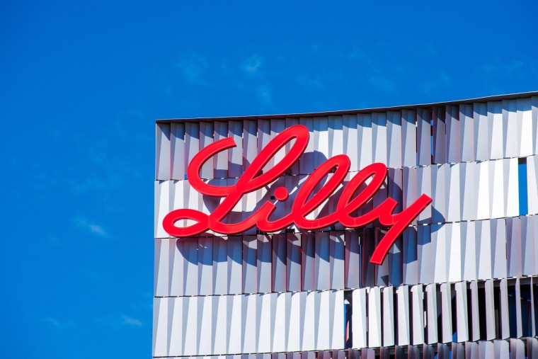 Le logo d'Eli Lilly, présent sur le siège du groupe. (crédit photo : Adobe Stock /  )