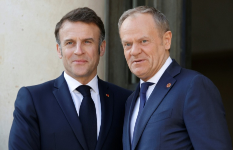 Le président français Emmanuel Macron (gauche) salue le Premier ministre polonais Donald Tusk, le 27 mars 2025 à Paris ( AFP / Ludovic MARIN )