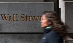 Une femme descend Wall Street à New York, États-Unis