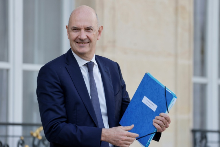 Roland Lescure, alors ministre de l'Industrie, à la sortie de l'Elysée, le 10 octobre 2022 à Paris ( AFP / Ludovic MARIN )