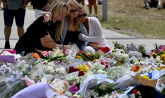 Des personnes se rassemblent le 15 décembre 2025 devant le Bondi Pavillion, en mémoire des victimes de la fusillade de la plage de Bondi, à Sydney ( AFP / Saeed KHAN )