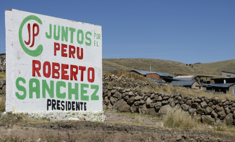 Propagande politique en faveur de Roberto Sanchez, candidat de gauche au second tour de la présidentielle au bord de la route entre Puno et Juliaca, dans la région de Puno, au Pérou, le 30 mai 2026 ( AFP / Juan Carlos CISNEROS )