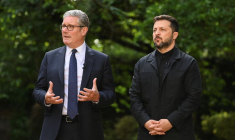 Le Premier ministre britannique Keir Starmer rencontre le président ukrainien Volodimir Zelensky à Downing Street, à Londres