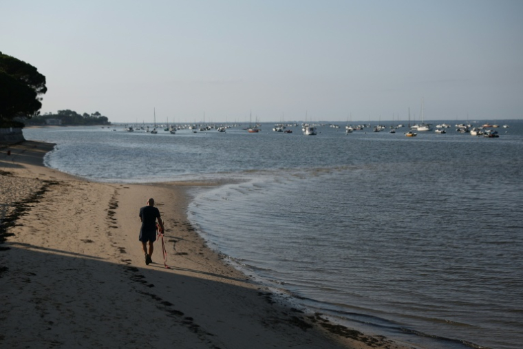 Un homme sur la plage d'Andernos-les-Bains, en Gironde, le 1er août 2026 ( AFP / ROMAIN PERROCHEAU )
