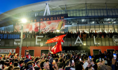 Des supporters d'Arsenal se rassemblent devant l'Emirates Stadium le 19 mai 2026 pour célèbrer le titre de champion d'Angleterre du club londonien, le premier depuis 2004 ( AFP / Brook Mitchell )