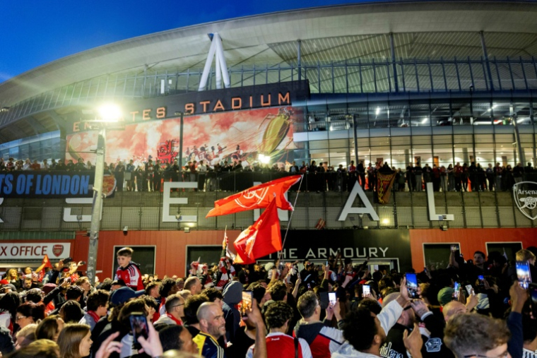 Des supporters d'Arsenal se rassemblent devant l'Emirates Stadium le 19 mai 2026 pour célèbrer le titre de champion d'Angleterre du club londonien, le premier depuis 2004 ( AFP / Brook Mitchell )