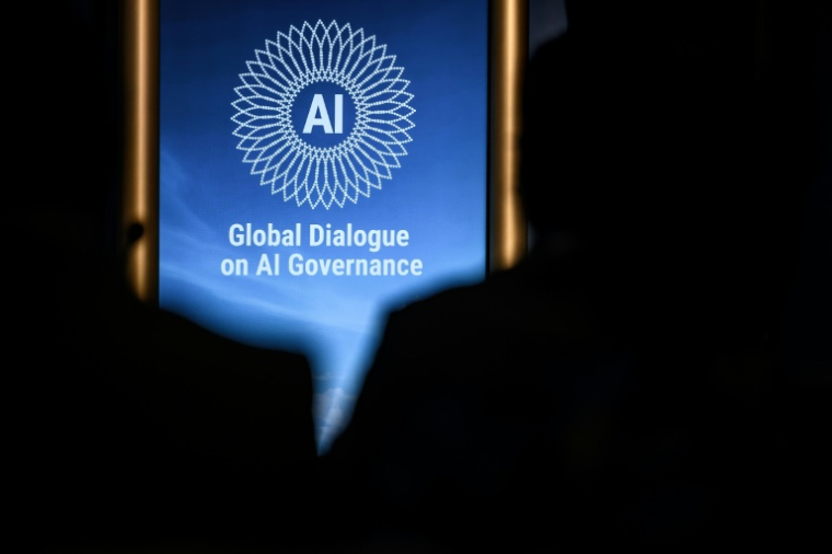 Le logo du premier Dialogue mondial sur la gouvernance de l'IA, le 6 juillet 2026 à Genève ( AFP / Fabrice COFFRINI )