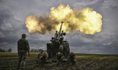 Le canon Caesar est produit par le constructeur français Nexter, détenu par le groupe franco-allemand KNDS ( AFP / ARIS MESSINIS )