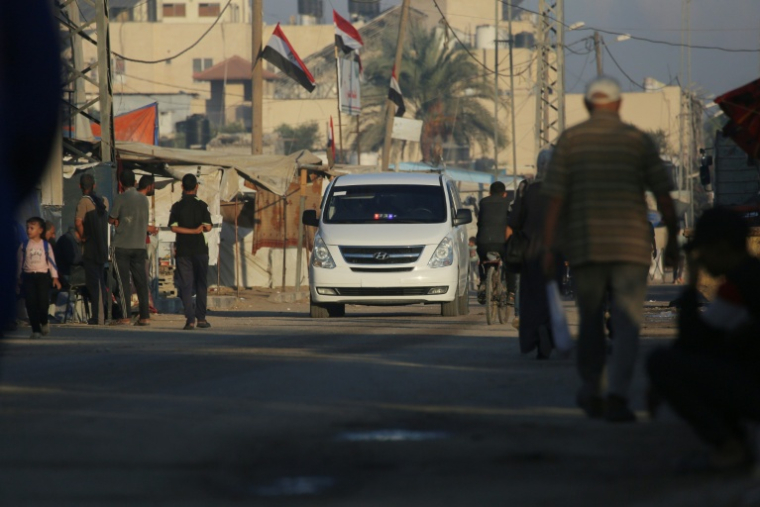 Un véhicule du Hamas transportant les otages israéliens libérés roule dans Deir el-Balah le 13 octobre 2025 ( AFP / Bashar TALEB )