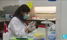 Variant Omicron : "Plus il se répand et plus il se réplique", selon l'OMS