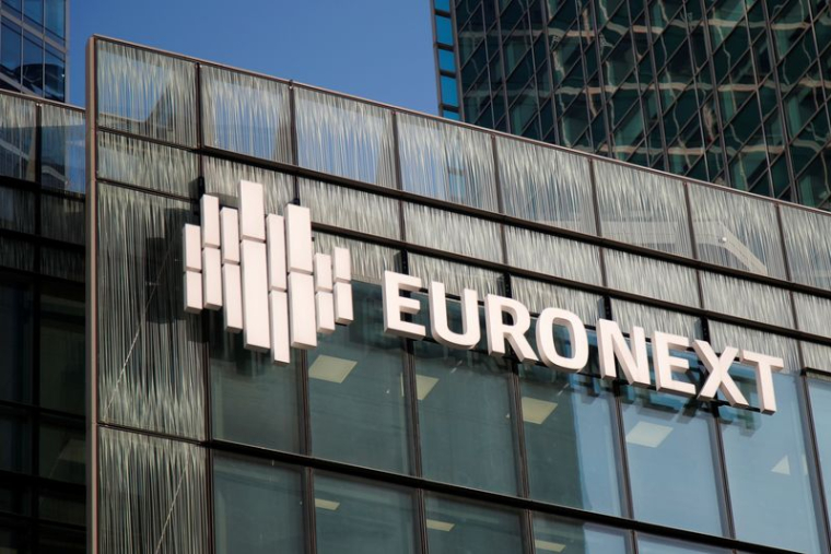 Le logo d'Euronext est visible sur le siège social situé dans le quartier d'affaires et financier de La Défense, à Courbevoie, près de Paris