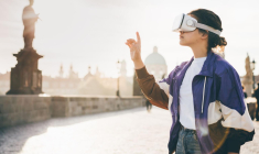 Les musées s’équipent de plus en plus en casques de réalité virtuelle pour proposer une expérience inédite aux visiteurs. ( crédit photo : Shutterstock )