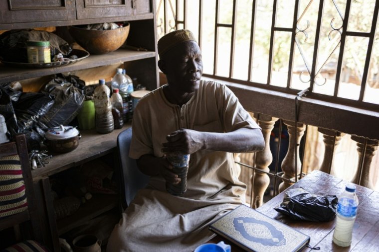 Le guérisseur traditionnel Hassan Kamara prépare l'un de ses remèdes dans un centre de réhabilitation informel qu'il gère à la périphérie de Freetown, le 26 avril 2025 en Sierra Leone ( AFP / PATRICK MEINHARDT )