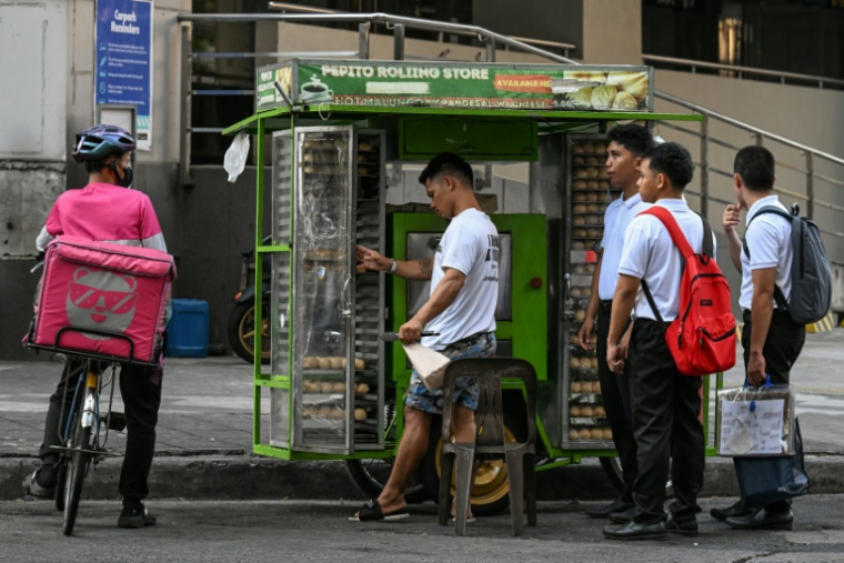 Un stand de "pandesal", des petits pains très appréciés au petit-déjeuner, à Manille, le 7 avril 2026 ( AFP / Jam STA ROSA )