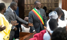 L'ancien Premier ministre sénégalais Ousmane Sonko (c), élu président de l'Assemblée nationale, porte son écharpe parlementaire à Dakar, le 26 mai 2026 ( AFP / SEYLLOU )