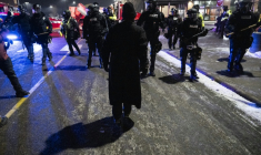 La police de Minneapolis fait face à des manifestants le 27 janvier 2026, à Maple Grove près de Minneapolis ( AFP / ROBERTO SCHMIDT )