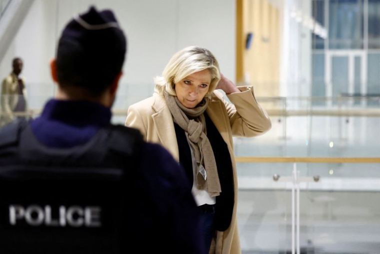 Marine Le Pen, le dernier jour de son procès pour détournement présumé de fonds de l'UE, au palais de justice de Paris