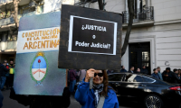 Des partisans de l'ancienne présidente argentine Cristina Kirchner rassemblés devant sa résidence à Buenos Aires, le 11 juin 2025 ( AFP / Luis ROBAYO )