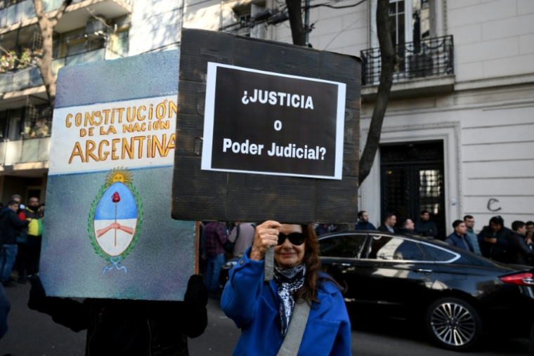 Des partisans de l'ancienne présidente argentine Cristina Kirchner rassemblés devant sa résidence à Buenos Aires, le 11 juin 2025 ( AFP / Luis ROBAYO )