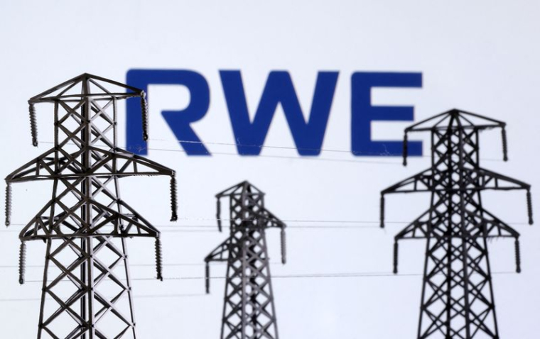 Logo de RWE devant des miniatures de pylônes de transmission d'électricité