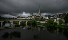 Classé par l'Unesco, le pont médiéval de Saint Savin sur la rivière Gartempe dans le département de la Vienne, photographié le 17 mai 2026, avait été construit pour relier Poitiers et Bourges. ( AFP / Philippe LOPEZ )