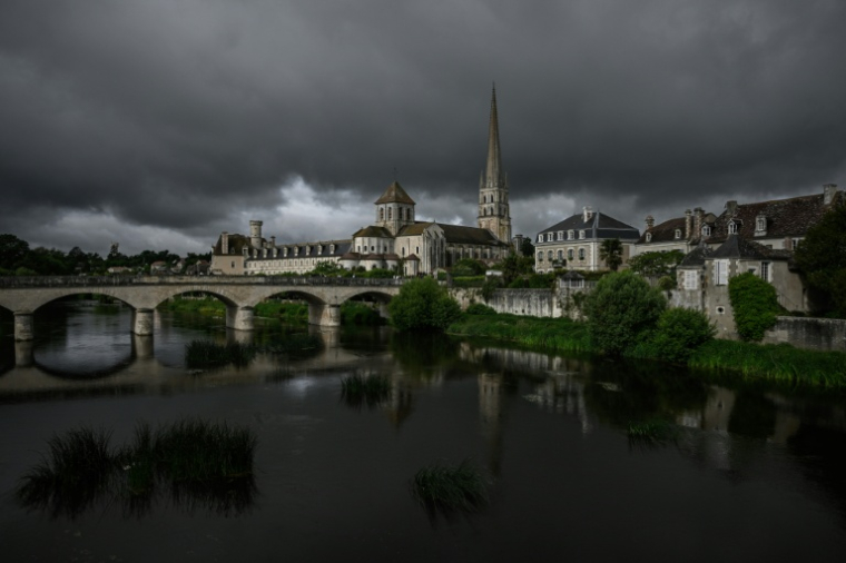 Classé par l'Unesco, le pont médiéval de Saint Savin sur la rivière Gartempe dans le département de la Vienne, photographié le 17 mai 2026, avait été construit pour relier Poitiers et Bourges. ( AFP / Philippe LOPEZ )