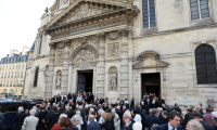 Foule devant l'église Saint-Etienne-du Mont, à Paris, le 3 juin 2025, à l'occasion des obsèques de Jean Tiberi ( AFP / Thomas SAMSON )