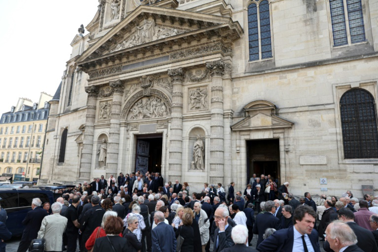 Foule devant l'église Saint-Etienne-du Mont, à Paris, le 3 juin 2025, à l'occasion des obsèques de Jean Tiberi ( AFP / Thomas SAMSON )