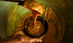 Sarath Ananda, un récolteur de sève de kithul, prépare du sucre de plame, dans le village d'Ambegoda, le 26 janvier 2026 au Sri Lanka ( AFP / Ishara S. KODIKARA )