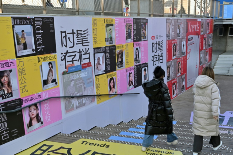 Des publicités pour le réseau social Xiaohongshu, également connu sous le nom de RedNote, dans un centre commercial à Pékin, le 15 janvier 2025 ( AFP / ADEK BERRY )