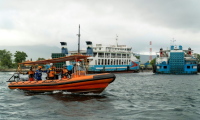 Les sauveteurs recherchent les victimes disparues après le naufrage d'un ferry dans les eaux au large de Bali en Indonésie, le 4 juillet 2025 ( AFP / Dicky Bisinglasi )
