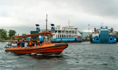 Les sauveteurs recherchent les victimes disparues après le naufrage d'un ferry dans les eaux au large de Bali en Indonésie, le 4 juillet 2025 ( AFP / Dicky Bisinglasi )