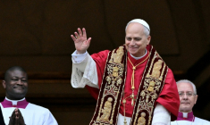 Le pape Léon XIV salue la foule depuis le balcon de la basilique Saint-Pierre, après avoir prononcé son message Urbi et Orbi, à l'occasion des célébrations de Noël, place Saint-Pierre, au Vatican, le 25 décembre 2025 ( AFP / Tiziana FABI )