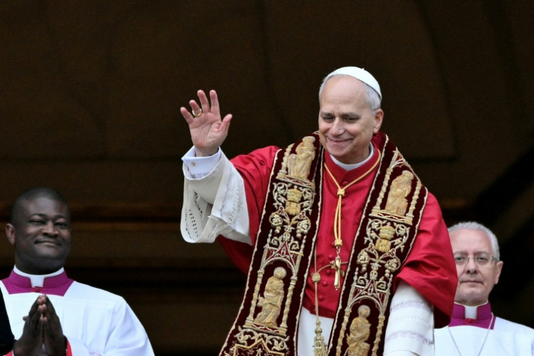 Le pape Léon XIV salue la foule depuis le balcon de la basilique Saint-Pierre, après avoir prononcé son message Urbi et Orbi, à l'occasion des célébrations de Noël, place Saint-Pierre, au Vatican, le 25 décembre 2025 ( AFP / Tiziana FABI )